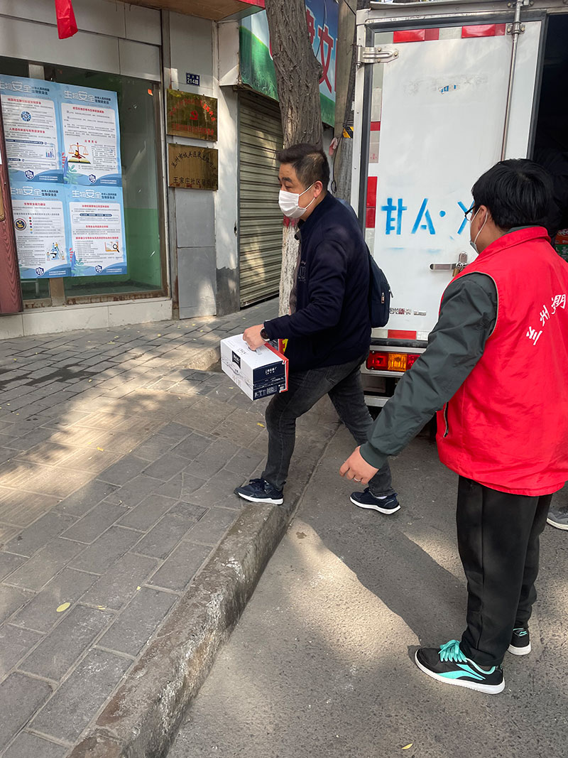 愛心捐贈暖人心，攜手共濟戰(zhàn)疫情——甘肅鴻成招標代理有限公為抗疫一線的工作人員捐贈物資(圖1)